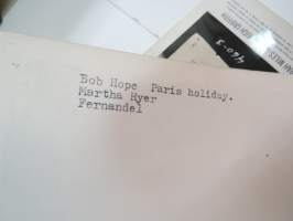 United Artists - Paris Holiday - Bop Hope / Martha Hyer / Fernandel -elokuvan mainoskuva / kaappikuva -movie advertising photo / display case photo