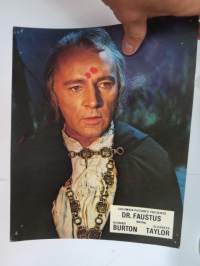 Doctor Faustus - starring Richard Burton &amp; Elizabeth Taylor - Columbia Pictures -elokuvan mainoskuva / kaappikuva -movie advertising photo / display case photo