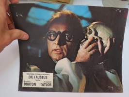 Doctor Faustus - starring Richard Burton &amp; Elizabeth Taylor - Columbia Pictures -elokuvan mainoskuva / kaappikuva -movie advertising photo / display case photo