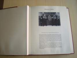 Puhelin 100-vuotta, upea kokoelma alkuperäisessä albumissa, noin 60 sivua ja noin 125 kohdetta. Hieno esim. lahjaksi puhelinkeräilijälle.