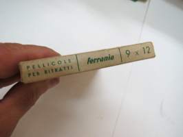 Ferrania  pellicole per ritratti - pancromatica antialo - ininflammabile 9 x 12 cm / Portrait film -filmipakkaus, avaamaton, päivätty mar - 1956 -unopened film