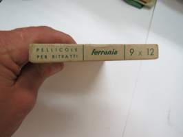 Ferrania  pellicole per ritratti - pancromatica antialo - ininflammabile 9 x 12 cm / Portrait film -filmipakkaus, avaamaton, päivätty mar - 1956 -unopened film