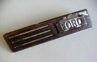 (Vanha) Ford - auton  keulamerkki  etumerkki metallia  13x3 cm