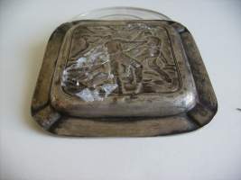 Tuhkakuppi &quot;Uittomiehet&quot; alpakkaa 10x10x1 cm