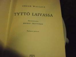 Tyttö laivassa