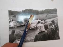 Rallikilpailu - Peugeot + Saab -valokuva / rally photograph