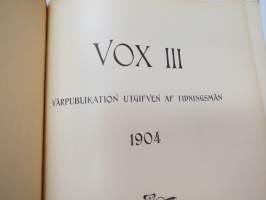 Vox III - Vårpublikation af tidningsmän 1904, innehåller bla följande artikel / bilder; Ett minne (av J.A. Lyly),Två monumentala byggnader i Åbo