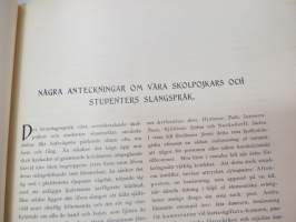 Vox III - Vårpublikation af tidningsmän 1904, innehåller bla följande artikel / bilder; Ett minne (av J.A. Lyly),Två monumentala byggnader i Åbo