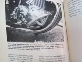 Moottoripyöräilijän liikenneopas -traffic guide for the motorcyclist