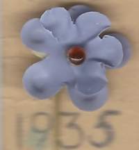 Vappukukka   vappumerkki  1935 - neulamerkki  rintamerkki   /   Maitopisarayhdistys Vappukukka on pieni muovinen tai pahvinen rintamerkki, joita myydään