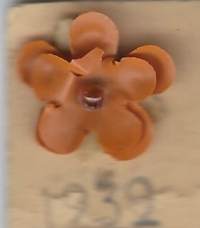 Vappukukka   vappumerkki  1932- neulamerkki  rintamerkki   /   Maitopisarayhdistys Vappukukka on pieni muovinen tai pahvinen rintamerkki, joita myydään