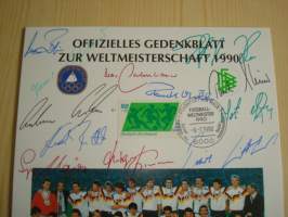 Vuoden 1990 jalkapallon maailmanmestaruusjoukkueen eli Saksan kaikkien pelaajien aidot nimikirjoitukset virallisessa kuvassa. Hieno ja harvinainen, esim. lahjaksi