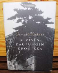 Kivisen kaupungin kronikka, 2000.Albanialaisen klassikkokirjailijan Ismail Kadaren Kivisen kaupungin kronikka vie toisen maailmansodan päiviin Etelä-Albaniassa