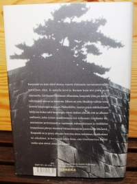 Kivisen kaupungin kronikka, 2000.Albanialaisen klassikkokirjailijan Ismail Kadaren Kivisen kaupungin kronikka vie toisen maailmansodan päiviin Etelä-Albaniassa
