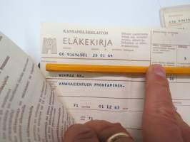 Kansaneläkelaitos - Eläkekirja (eläkepäätös) 4 kpl - Eläkekirjakotelo / Pansionbrevets fodral + sairausvakuutuskortti -pension documents