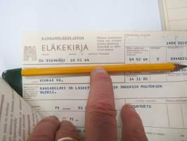 Kansaneläkelaitos - Eläkekirja (eläkepäätös) 4 kpl - Eläkekirjakotelo / Pansionbrevets fodral + sairausvakuutuskortti -pension documents