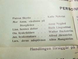 Kimo Ungdomsförening uppför...&quot;Giftasbekymmer&quot; (folklustspel av Björn Hodell), regi Gustaf Sundén, i rollen Kalle Nykvist, Anna Nygård, Ruth Lingonblad, Walter