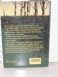 Vienan punainen kuu, 2010.Vienan vaarat ovat valtavat, lehdot lempeät, vedet kimmeltävät kirkkaina. Sen ihmiset rakastavat maataan.Sinne palaa rikkaan