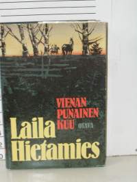 Vienan punainen kuu, 2010.Vienan vaarat ovat valtavat, lehdot lempeät, vedet kimmeltävät kirkkaina. Sen ihmiset rakastavat maataan.Sinne palaa rikkaan