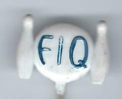 FIQ keilailu -  neulamerkki  rintamerkki  muovia