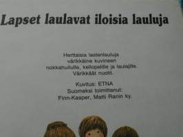 lapset laulavat iloisia lauluja