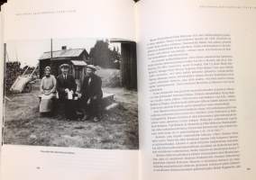 Kaleva - Sata vuotta kansan kaikuja, 1999.Kaleva on Oulussa ilmestyvä sitoutumaton sanomalehti. Toimittaja Juho Raappanan vuonna 1899 perustama Kaleva on