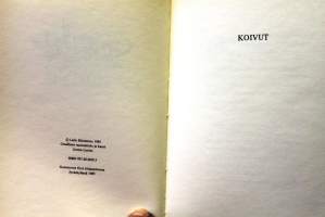 Laila Hietamies  -Joulumuisto, 1985.Koivut - Pieni sodan keskellä kasvanut tyttö rakastaa omia koivujaan. Niillä on juhlavat nimet ja ne ovat uskollisia ystäviä.