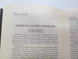 Aseveljien kalenteri 1943, sisältää kalenteriosuuden, johon kirjattu sotatapahtumat 1930-42 loppuvuosi, mm. seur. artikkelit; Sota kansojen ja erityisesti oman