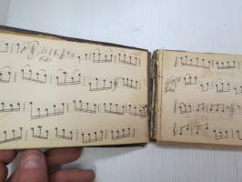 Nuottikirjaa klarinetillaa J: A: Helenius 10.6.1892 -klarinettia soittaneen kansanmiehen käsinkirjoitettu nuottikirja -handwritten clarinetists note book - common