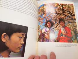 Japan, ruotsinkielinen teos, joka esittelee Japania, kansaa, sen kulttuuria ym. -Japan, country, culture etc.
