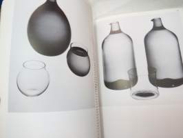 Glas Zeit - Timo Sarpaneva Finland - Finnisches Museum für angewandte Kunst - Ahlström - Iittala Glashütte -näyttelykirja / exhibition book