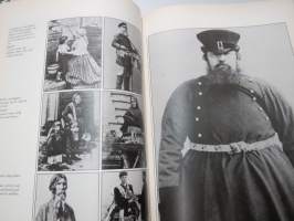 Russia in revolution 1900-1930 -hienosti kuvitettu teos Venäjän vallankumouksen vuosista