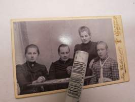 Neidit - kuvasta katsojat - Atelier Ida Vinblad &amp; Co, Jyväskylä -visiittikorttivalokuva / visit card photo