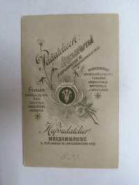Neidit - kuvasta katsojat - Atelier Ida Vinblad &amp; Co, Jyväskylä -visiittikorttivalokuva / visit card photo