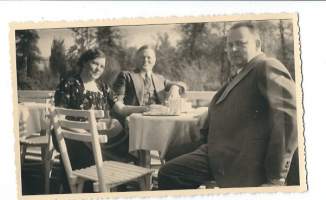 Päiväkahvit terassilla  1935 valokuva 9x13 cm