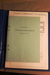 Työteknillinen koulu, lukuvuosi 1972-73. Opintovihkonen ja koneenpiirustusharjoitusoppaita ja tehtyjä harjoituksia.