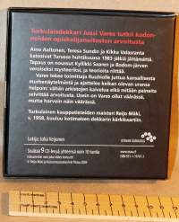 Huhtikuun tytöt, 2004.  Äänikirja, 9 CD-levyä.  Lukijana Juha Veijonen