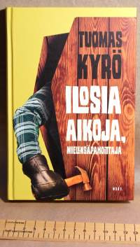 Iloisia aikoja, mielensäpahoittaja, 2014. Romaani pysyy sysisuomalaisten perusasioiden äärellä. Elämän, kuoleman ja elementtirakentamisen.