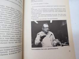 Yleisradion vuosikirja 1972-1973, seikkaperäinen selvitys Yleisradiomme toiminnasta ja ohjelmarakenteesta -Finnish Broadcasting annual