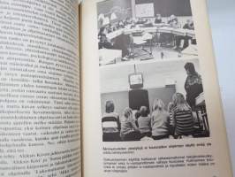 Yleisradion vuosikirja 1972-1973, seikkaperäinen selvitys Yleisradiomme toiminnasta ja ohjelmarakenteesta -Finnish Broadcasting annual