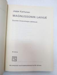 Magnussonin laivue - Suurten ilmavoittojen salaisuus. Kirja on omistettu Mannerheim-ristin ritarille, eversti Gustaf Erik Magnussonille, joka koulutti