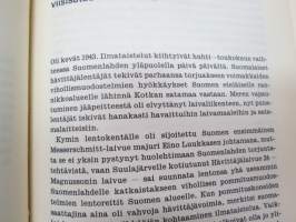 Magnussonin laivue - Suurten ilmavoittojen salaisuus. Kirja on omistettu Mannerheim-ristin ritarille, eversti Gustaf Erik Magnussonille, joka koulutti