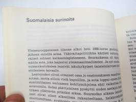 Magnussonin laivue - Suurten ilmavoittojen salaisuus. Kirja on omistettu Mannerheim-ristin ritarille, eversti Gustaf Erik Magnussonille, joka koulutti