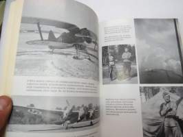 Magnussonin laivue - Suurten ilmavoittojen salaisuus. Kirja on omistettu Mannerheim-ristin ritarille, eversti Gustaf Erik Magnussonille, joka koulutti