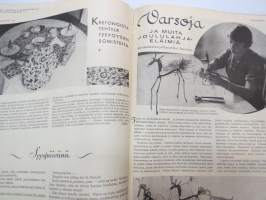 Kotiliesi 1933 nr 22, ilmestynyt 15.11.1933, marraskuu II numero, sis. mm. seur. artikkelit / kuvat / mainokset; Kansikuvitus Rudolf Koivu - &quot;Joulun enteitä&quot;,