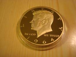 Kullattu John F. Kennedy &quot;1964&quot;, JFK, mitali, &quot;Half Dollar&quot;, halkaisija noin 40 mm, muovikotelo sisältyy hintaan. Hieno esim. lahjaksi. Katso myös muut kohteeni,