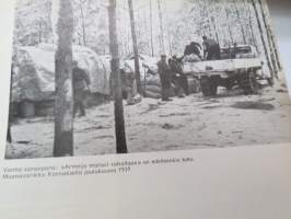 Suomi tahtoi elää -tämä kuvateos on kunnianosoitus sankarivainajille, sotainvalideille, rintamamiehille ja Suomen naisille talvi- ja jatkosodassa -Winter War