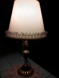 1950-60 luvun  messinki  jalkainen pöytälamppu