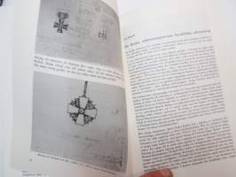 Finsk heraldik i nutiden -näyttelykirja -heraldry exhibition book with articles