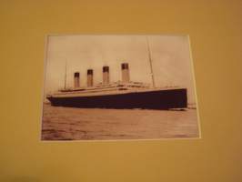 Titanic, filateliataulu, 1998, Guinea, täysi postimerkkiarkki ja kuva. Paspiksen koko noin 30 cm x 38 cm. Taustapahvi on happovapaa, joten kohteet myös säilyvät